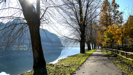 Panorama autunnale del lago d'Idro o Eridio è un lago di origine glaciale situato in provincia di...