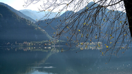 Panorama autunnale del lago d'Idro o Eridio è un lago di origine glaciale situato in provincia di...