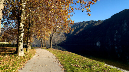 Panorama autunnale del lago d'Idro o Eridio è un lago di origine glaciale situato in provincia di Brescia in Lombardia al confine con il Trentino. Lombardia, Italia