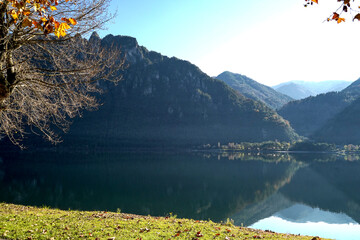 Panorama autunnale del lago d'Idro o Eridio è un lago di origine glaciale situato in provincia di...