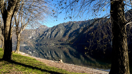 Panorama autunnale del lago d'Idro o Eridio è un lago di origine glaciale situato in provincia di...