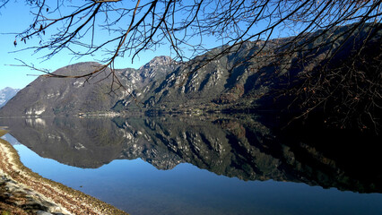 Panorama autunnale del lago d'Idro o Eridio è un lago di origine glaciale situato in provincia di...