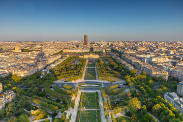 Le jardin du Champ-de-Mars en saison du printemps de la Tour Eiffel