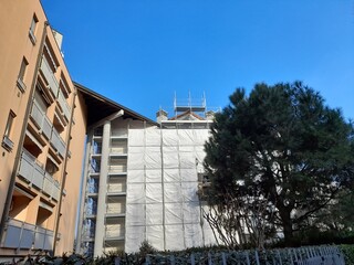 Lavori in corso nel cantiere edile in città	