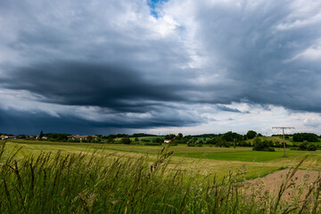 Ein aufziehendes Gewitter mit Regenfront