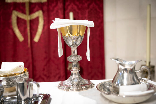 vino, mesa, beber, cristal, copa, celebraciones, fiesta, bebida, ceremonia, caliz, iglesia, religi&oacute;n, sangre de cristo, comulgar, metal, plata