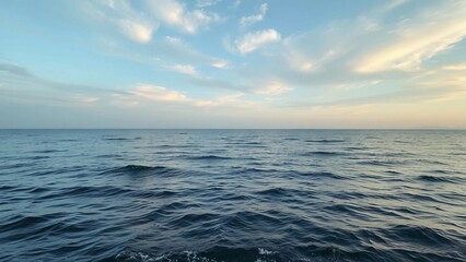 Obraz premium Weite, friedliche Meereslandschaft unter sanftem Abendhimmel – beruhigende Naturaufnahme mit weiter Perspektive.