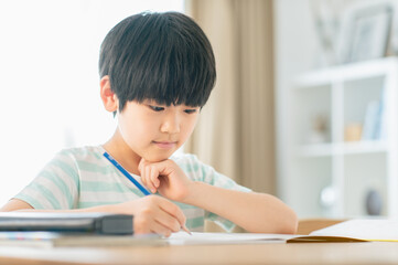 リビングで勉強する男の子