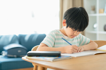 リビングで勉強する男の子