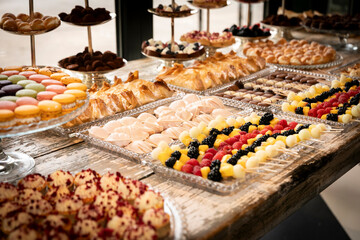 alimento, alacena, delicioso, salubre, restaurante, comida, bombones, postre, mesa, apetitoso, fresco, dulce, rico, exquisito, tentador, harinas, crema, chocolate, mesa de tortas, cosas dulces