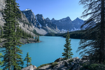 Stunning View of Moraine Lake in Banff National Park &mdash; Turquoise Water, Rocky Mountains, and Iconic Canadian Landscape