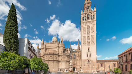 Obraz premium Seville Cathedral and Giralda Tower timelapse hyperlapse, Spain