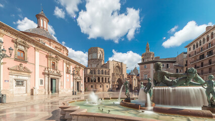 Obraz premium Panoramic timelapse hyperlapse of Valencia's Plaza de la Virgen. Spain