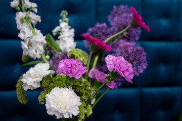 Obraz premium Colorful floral arrangement presented against a blue backdrop