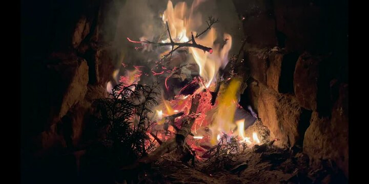 Kashmir Winters: Firewood, Foot Heaters & the Warmth of Tradition &ndash; How People Brave the Cold with Age-Old Heating Methods