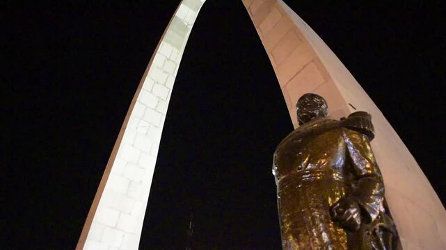 the Monument to the Heroes, popularly known as "Parabolic Arch", is a monument located on the Civic Walk of the city of Tacna,peru