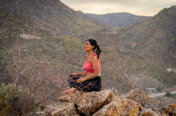 Naklejka premium woman doing yoga in the afternoon