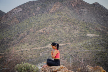Naklejka premium woman doing yoga in the afternoon