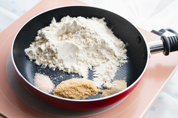 フライパンに入れたフォカッチャの材料