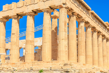 Obraz premium The columns of the building are made of stone and are very tall, the Acropolis of Athens