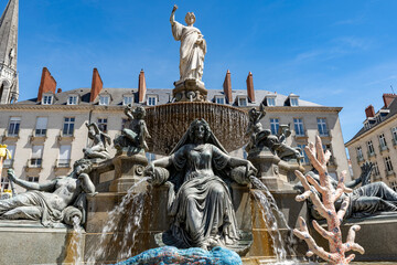 Beauté urbaine à Nantes : statues et fontaine en centre-ville