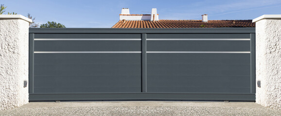 Portail en aluminium d'une maison
