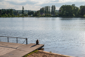 Une personne seule qui attend au bord d'un lac