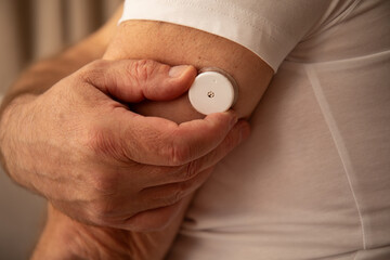 Glucose monitor with hands