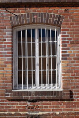 白い窓枠 赤レンガ壁