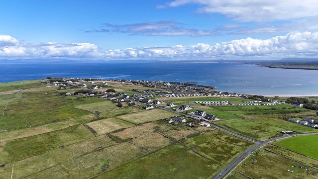 survol de la p&eacute;ninsule de mullaghmore en Irlande par une journ&eacute;e d'&eacute;t&eacute;