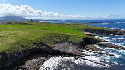 survol de la péninsule de mullaghmore en Irlande par une journée d'été