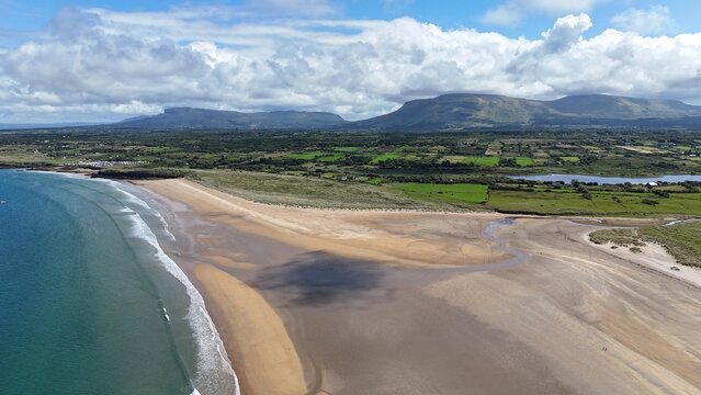 survol de la p&eacute;ninsule de mullaghmore en Irlande par une journ&eacute;e d'&eacute;t&eacute;