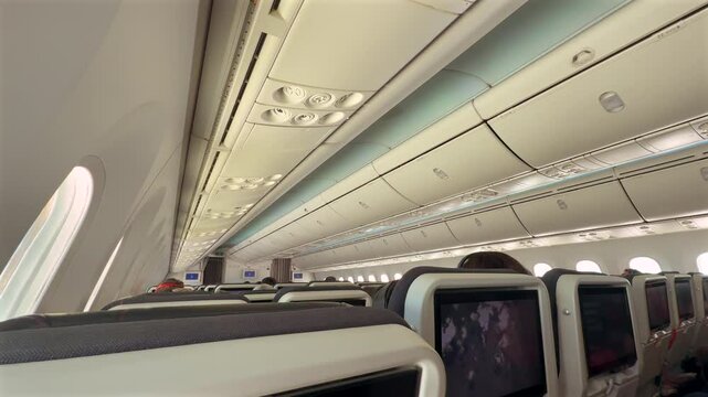 un avion desde el interior con asientos vuelo de aeronave cabina en un avion viajes de aerolineas aviacion comercial con ventanillas y pasillos 