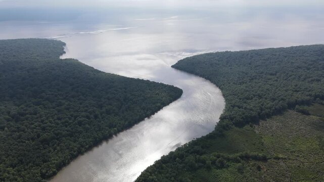 Rio que desemboca en el mar pac&iacute;fico