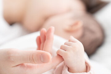 お母さんと赤ちゃんの手