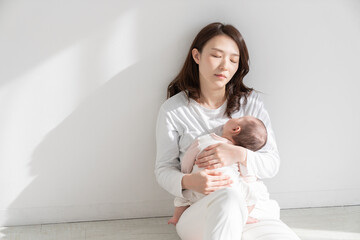 お母さんと赤ちゃん　疲れる