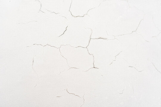 Textura de pared blanca agrietada con fisuras naturales para dise&ntilde;o gr&aacute;fico