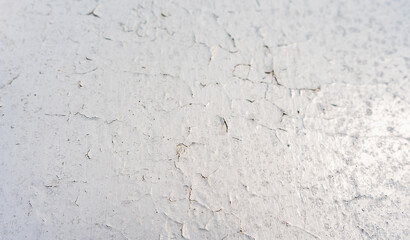 Textura de pintura blanca descascarada y agrietada en pared envejecida para fondos o diseño vintage