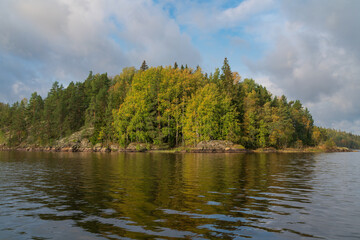 Obraz premium Lake Ladoga near the village Lumivaara on a sunny autumn day, Ladoga skerries, Lakhdenpokhya, Republic of Karelia, Russia