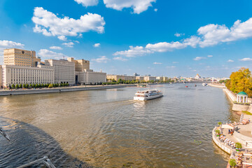 Naklejka premium View of the Ministry of Defence of Russian Federation, and Moscow river embankment with cruise ships at sunset.