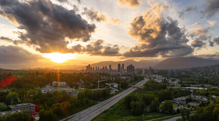 Obraz premium A Serene Sunset Over Burnaby and Vancouver Skyline with Scenic Views