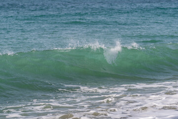 打ち寄せる美しい波	