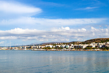 Obraz premium A charming seaside town that boasts calm, inviting waters, lush green hills, and an endless clear blue sky above. Greece. Rethymnon.
