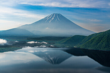 Fototapeta premium 本栖湖中ノ倉展望台から富士山と湖に映る富士山