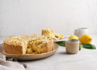 Freshly Baked Lemon Pie sbriciolare, Delicious Citrus Tart over white kitchen Background, copy space