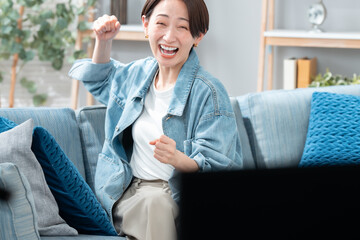 テレビを見る女性