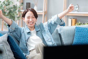 テレビを見る女性
