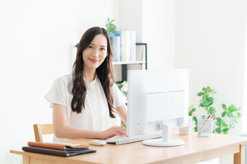 テレワークをする若い女性