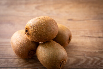 テーブルの上のキウイフルーツ