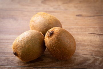 テーブルの上のキウイフルーツ